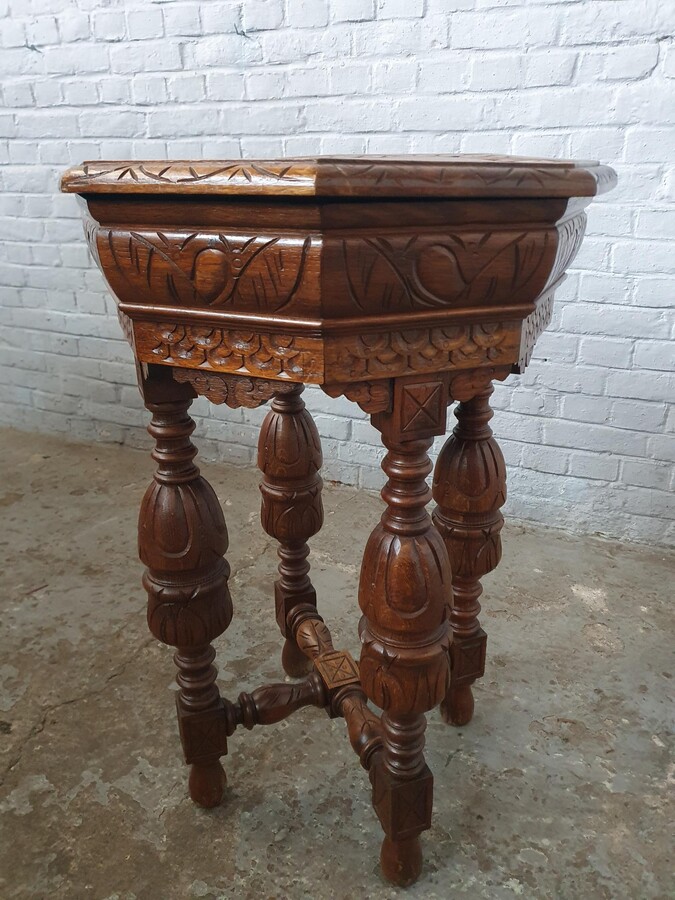 Renaissance  Sidetable